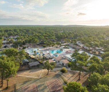 Complexe aquatique central avec piscines au Mobil-Home Camping Club 5 étoiles Montalivet