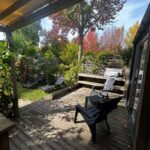 Terrasse en bois avec chaises et jardin du Mobil Home Camping Marvilla Parks 5 lac Biscarosse