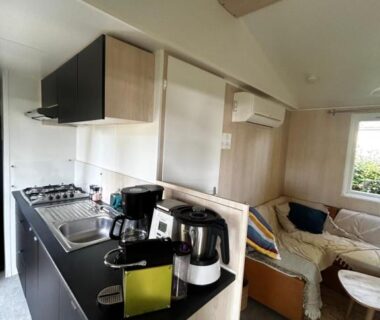 Intérieur avec kitchenette cafetière et coin salon du Mobil Home Camping Marvilla Parks 5 lac Biscarosse