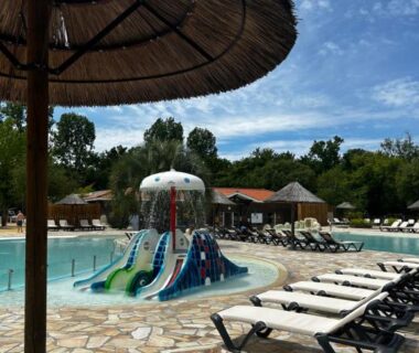 Piscine extérieure avec toboggans et transats au Mobil Home Camping Marvilla Parks 5 lac Biscarosse