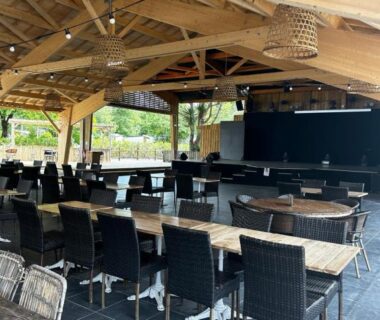 Terrasse couverte avec tables et chaises au Mobil Home Camping Marvilla Parks 5 lac Biscarosse