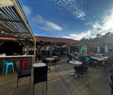 Terrasse en bois avec bar et tables au Mobil Home Camping Marvilla Parks 5 lac Biscarosse