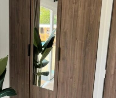 Intérieur du mobil home avec placard en bois et miroir du Mobil Home Cap Ferret