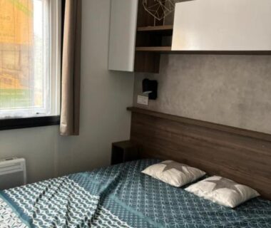 Chambre dans le mobil home avec lit double fenêtre et rangements du Mobil Home Cap Ferret
