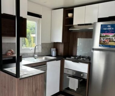 Cuisine compacte avec évier et réfrigérateur inox dans le Mobil Home Cap Ferret