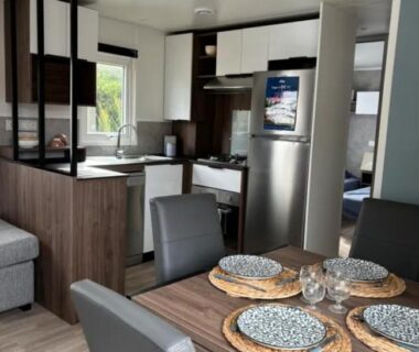 Intérieur avec coin repas et cuisine équipée dans le Mobil Home Cap Ferret