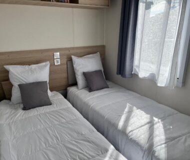 Chambre avec deux lits simples et fenêtre dans le Mobil Home CasaLuca 3 chambres 2 Salles d'eau