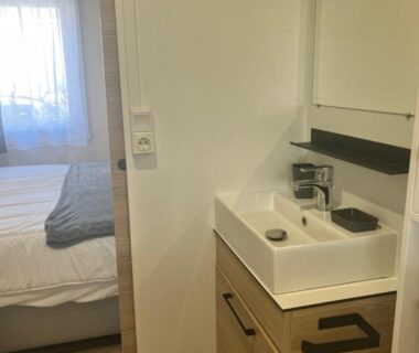 Lavabo et cafetière visibles depuis la chambre dans le Mobil Home CasaLuca 3 chambres 2 Salles d'eau