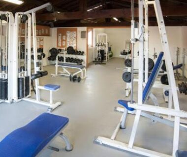 Salle de musculation couverte avec appareils et poids dans le camping Mobil Home CasaLuca 3 chambres 2 Salles d'eau