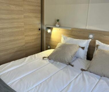 Chambre avec lit double et rangements dans le Mobil Home CasaLuca 3 chambres 2 Salles d'eau