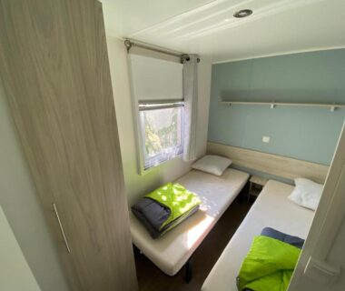 Chambre avec deux lits simples et placard dans le Mobil Home Confort TV CLIM 3Ch Narbonne Plage