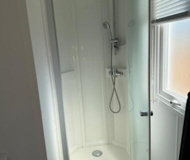 Salle d'eau avec cabine de douche et fenêtre dans le Mobil Home Confort TV CLIM 3Ch Narbonne Plage