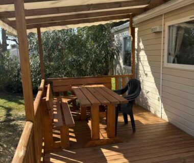 Terrasse en bois ombragée avec table et bancs du Mobil Home Confort TV CLIM 3Ch Narbonne Plage