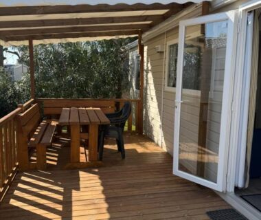 Terrasse en bois avec table et bancs du Mobil Home Confort TV CLIM 3Ch Narbonne Plage
