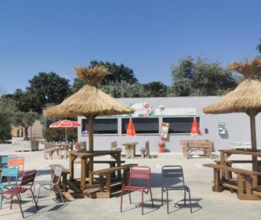 Espace extérieur avec parasols et tables du Mobil Home Confort TV CLIM 3Ch Narbonne Plage