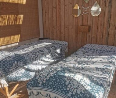Cabane en bois avec deux banquettes aux plaids bleus dans le Mobil Home Confort TV CLIM 3Ch Narbonne Plage
