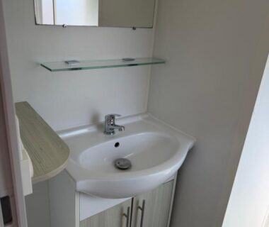 Lavabo et meuble sous vasque dans la salle de bains du Mobil Home Confort TV CLIM 3Ch Narbonne Plage