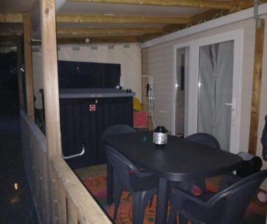 Terrasse couverte avec table et spa du Mobil-Home Cosy 4-6p Calme et Détente