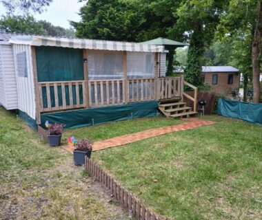 Terrasse couverte et pelouse devant le Mobil-Home Cosy 4-6p Calme et Detente
