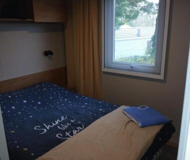 Chambre avec lit et fenêtre dans le Mobil-Home Cosy 4-6p Calme et Detente