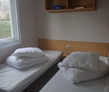 Intérieur chambre avec deux lits dans le Mobil-Home Cosy 4-6p Calme et Detente