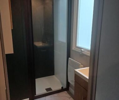 Salle de bain avec douche vitrée et lavabo dans le Mobil-Home Cosy 4-6p Calme et Detente