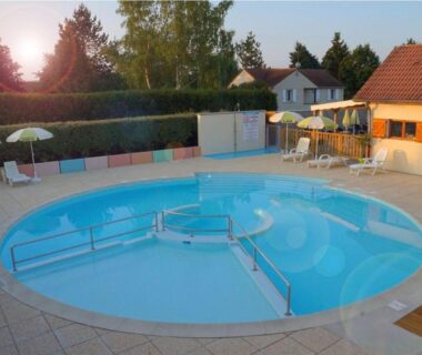 Piscine extérieure du camping avec parasols et transats au Mobil-Home Cosy 6 Pers avec Terrasse API-1-52-1949