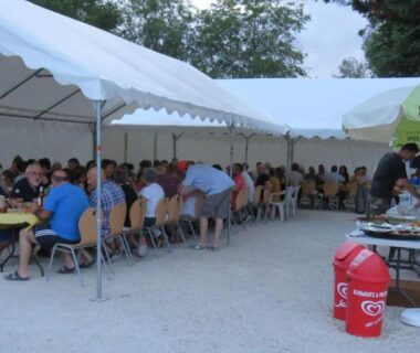 Espace repas sous barnum dans le camping du Mobil-Home Cosy 6 Pers avec Terrasse API-1-52-1949