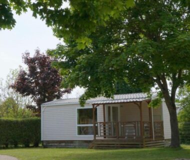 Sur la pelouse mobil-home blanc avec terrasse et arbres du Mobil-Home Cosy 6 Pers avec Terrasse – API-1-52-1949
