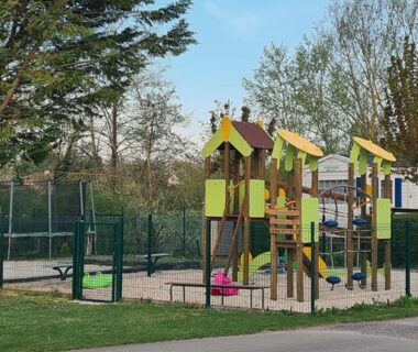 Aire de jeux du camping avec structure en bois au Mobil-Home Cosy 6 Pers avec Terrasse API-1-52-1949