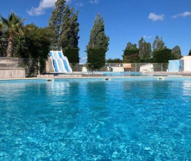 Piscine extérieure avec toboggan au Mobil-Home Cosy Climatisé 3 chambres