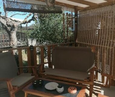 Terrasse ombragée avec salon de jardin du Mobil-Home Cosy Climatisé 3 chambres