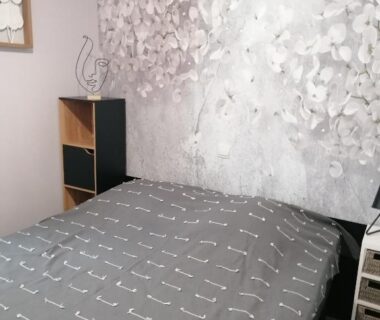 Chambre avec lit double et mur décoratif dans le Mobil-Home Cosy Climatisé 3 chambres