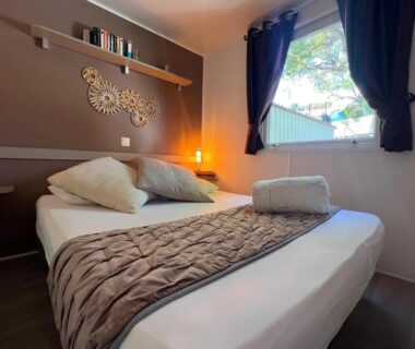Chambre avec lit et fenêtre dans le Mobil-Home Domaine 4 Etoiles de l'Ile d'Or vue mer pour 4 personnes