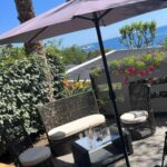 Terrasse avec salon et parasol face à la mer du Mobil-Home Domaine 4 Etoiles de l'Ile d'Or