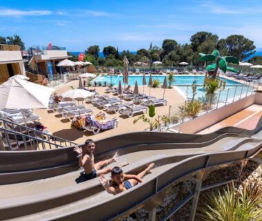 Piscine extérieure et toboggans avec vue mer au Mobil-Home Domaine 4 Etoiles de l'Ile d'Or vue mer pour 4 personnes