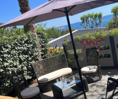 Terrasse avec salon et parasol face à la mer du Mobil-Home Domaine 4 Etoiles de l'Ile d'Or