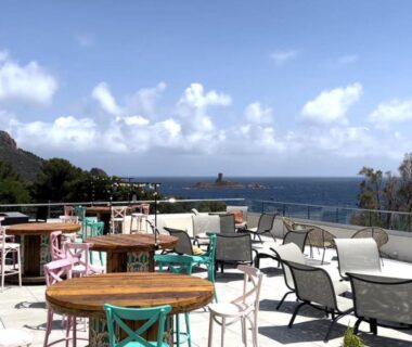 Terrasse avec tables et chaises face à la mer au Mobil-Home Domaine 4 Etoiles de l'Ile d'Or vue mer
