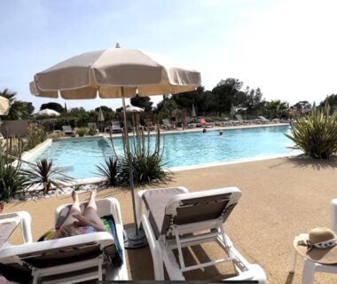Bord de piscine avec transats au Mobil-Home Domaine 4 Etoiles de l'Ile d'Or vue mer pour 4 personnes
