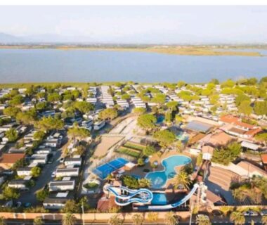 Vue aérienne du parc aquatique et des bassins au Mobil Home Excellence 6 personnes