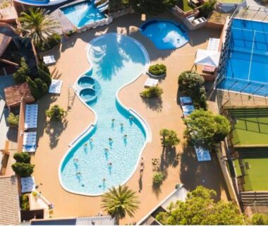 Espace piscine et solarium du camping au Mobil Home Excellence 6 personnes