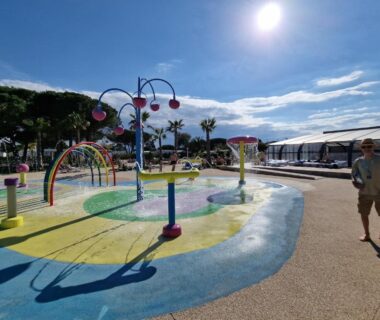 Pataugeoire colorée et jets d'eau au camping Mobil Home Excellence 6 personnes