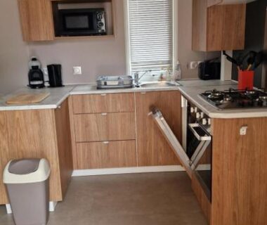 Cuisine équipée avec évier micro-ondes et four dans le Mobil Home Excellence 6 personnes