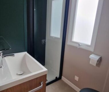 Salle de bain avec cabine de douche du Mobil Home Excellence 6 personnes