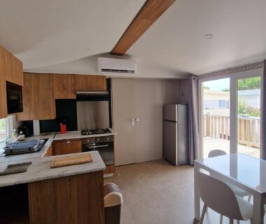 Intérieur du mobil-home avec cuisine équipée et coin repas du Mobil Home Excellence 6 personnes