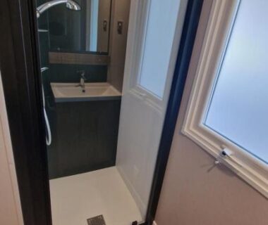Salle d'eau avec douche lavabo et fenêtre du Mobil Home Excellence 6 personnes