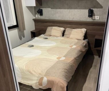 Chambre avec lit double et rangements dans le Mobil Home FI11 Camping les Viviers