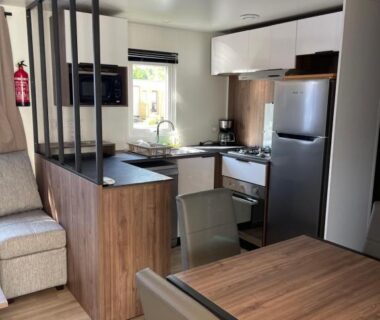 Intérieur avec cuisine et coin repas du Mobil Home FI11 Camping les Viviers