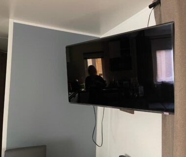 Intérieur avec télévision murale dans le Mobil Home FI11 du Camping les Viviers