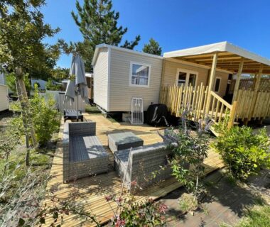 Terrasse en bois avec salon extérieur du Mobil Home FI11 au Camping les Viviers